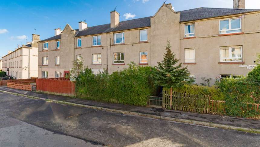 12/3 Stenhouse Avenue West, Edinburgh