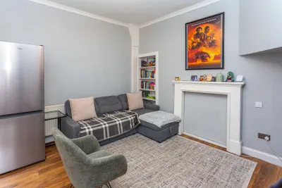 94/3 Causewayside,
Edinburgh,
EH9 1PU - image 7