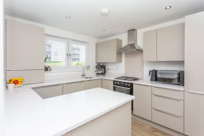 32 Mauseley Park,
Edinburgh,
EH4 8FB - image 8