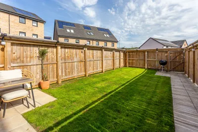 32 Mauseley Park,
Edinburgh,
EH4 8FB - image 2