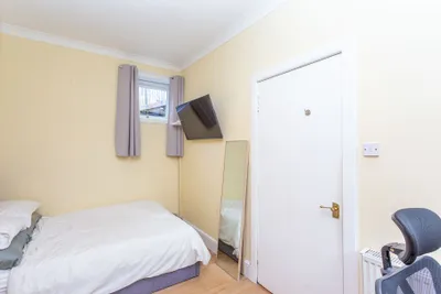 94/3 Causewayside,
Edinburgh,
EH9 1PU - image 13