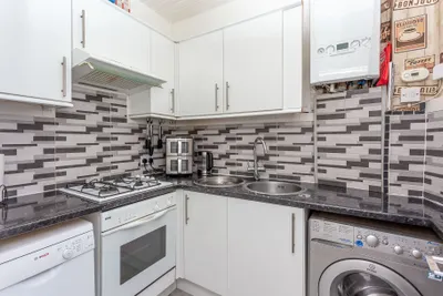 94/3 Causewayside,
Edinburgh,
EH9 1PU - image 9