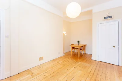9/3 Falcon Gardens,
Edinburgh,
EH10 4AP - image 9
