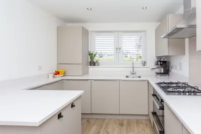 32 Mauseley Park,
Edinburgh,
EH4 8FB - image 9