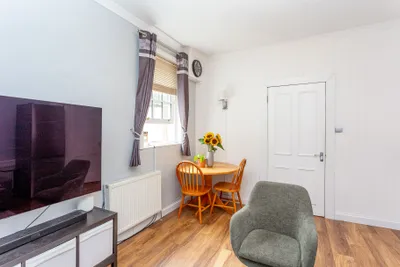 94/3 Causewayside,
Edinburgh,
EH9 1PU - image 5