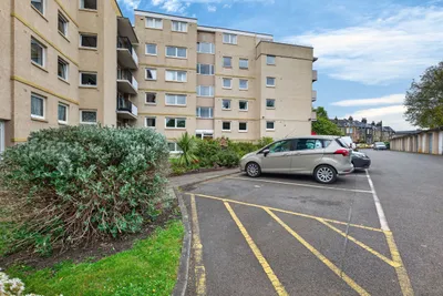 29 Queen's Park Court,
Edinburgh,
EH8 7DX - image 31