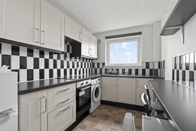 29 Queen's Park Court,
Edinburgh,
EH8 7DX - image 13