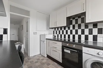 29 Queen's Park Court,
Edinburgh,
EH8 7DX - image 15