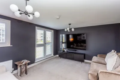 32 Mauseley Park,
Edinburgh,
EH4 8FB - image 17