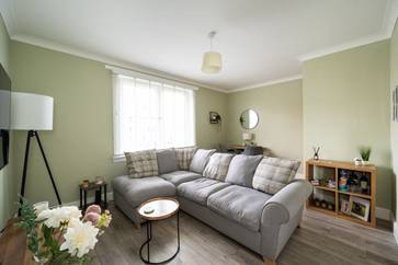 2/4 Royston Mains Place, Edinburgh, EH5 1LQ