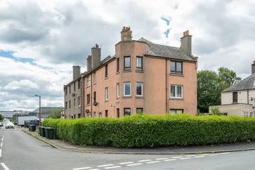 2/4 Royston Mains Place, Edinburgh, EH5 1LQ